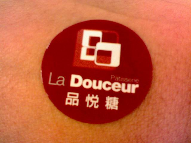 La Douceur 品悅糖的第一個徽章。
